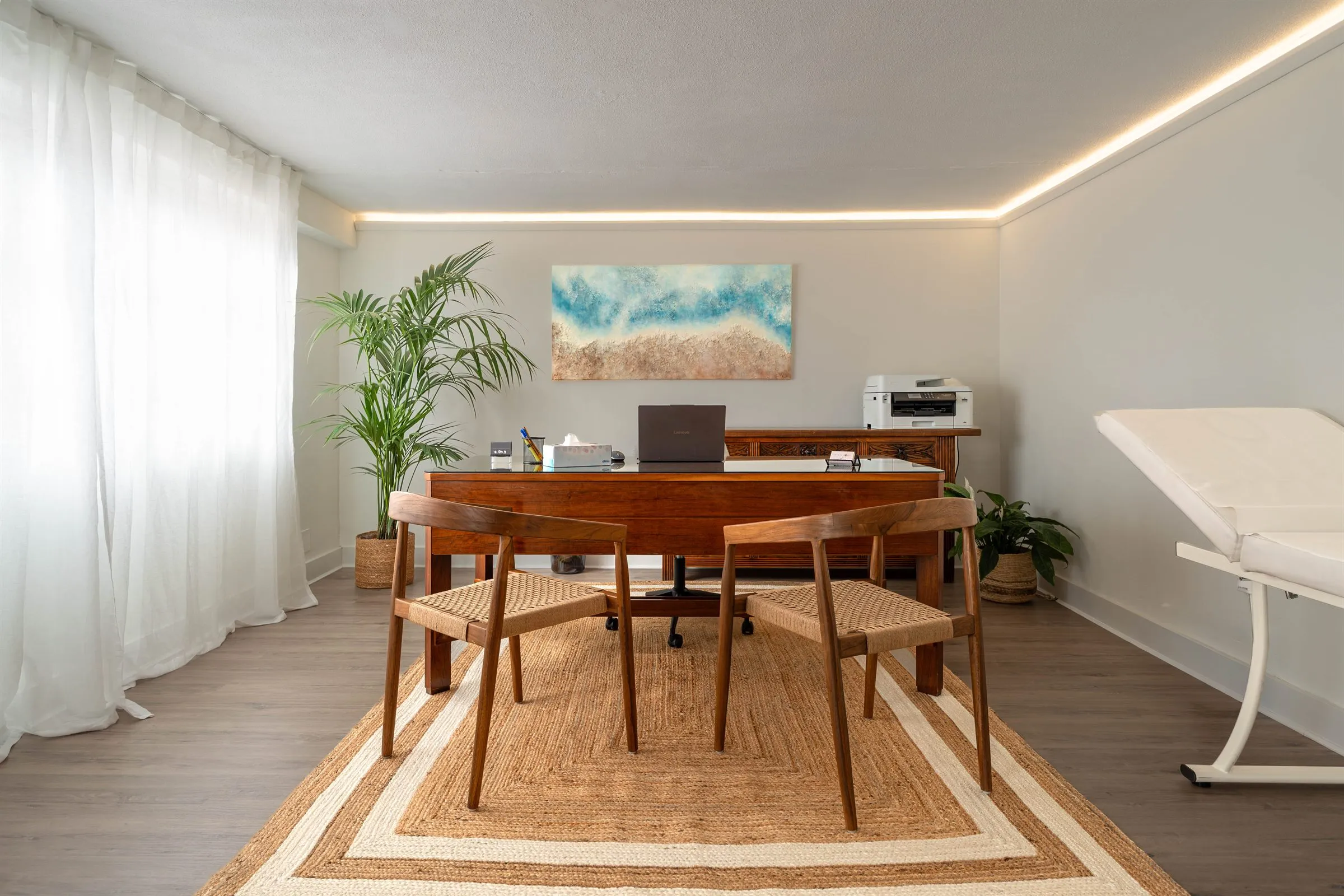 Sala de consulta de Integracel Clinic con mesa redonda de madera y luz natural