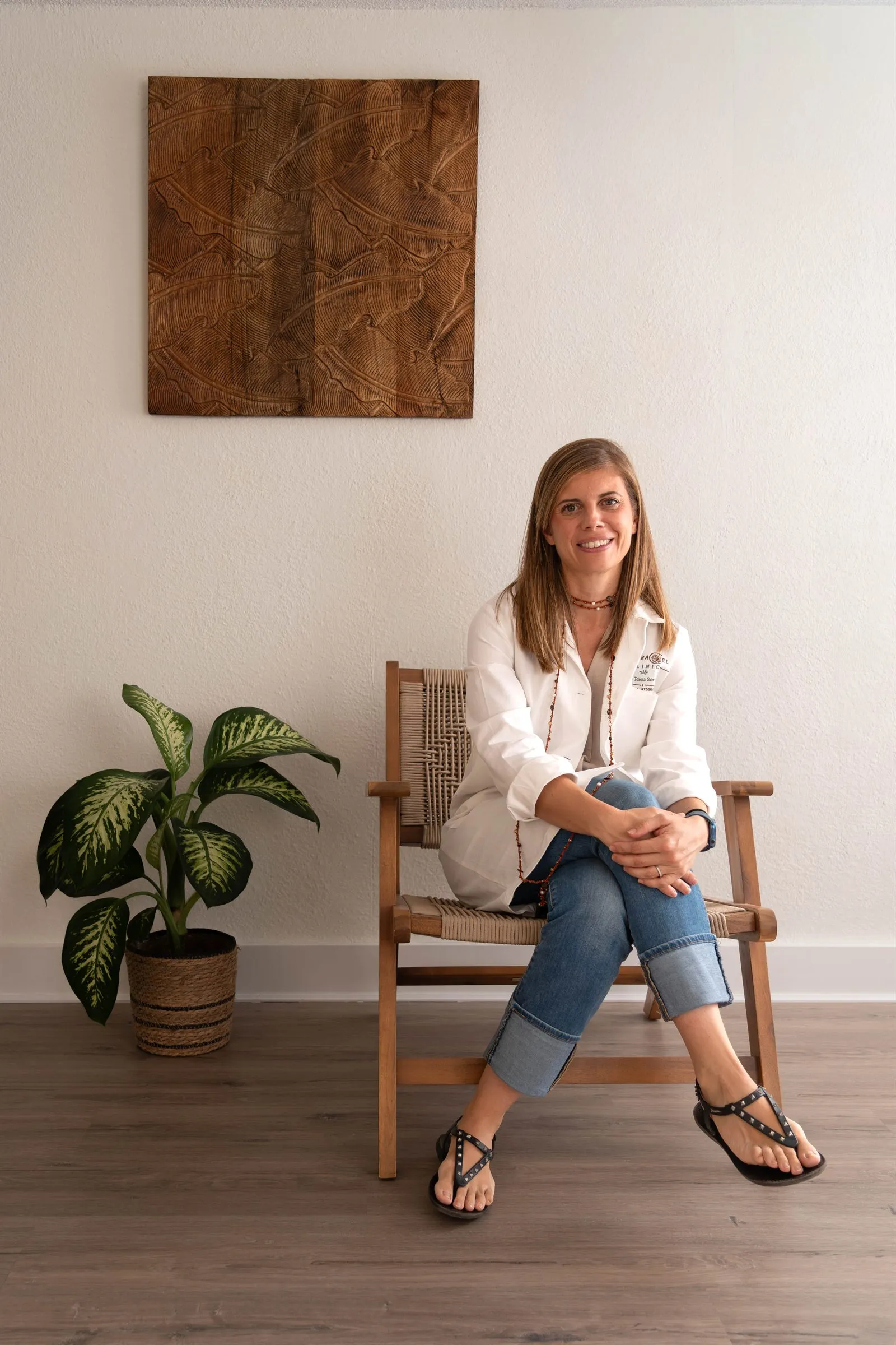 Retrato de la Dra. Teresa Soriano sentada en la consulta de Integracel Clinic