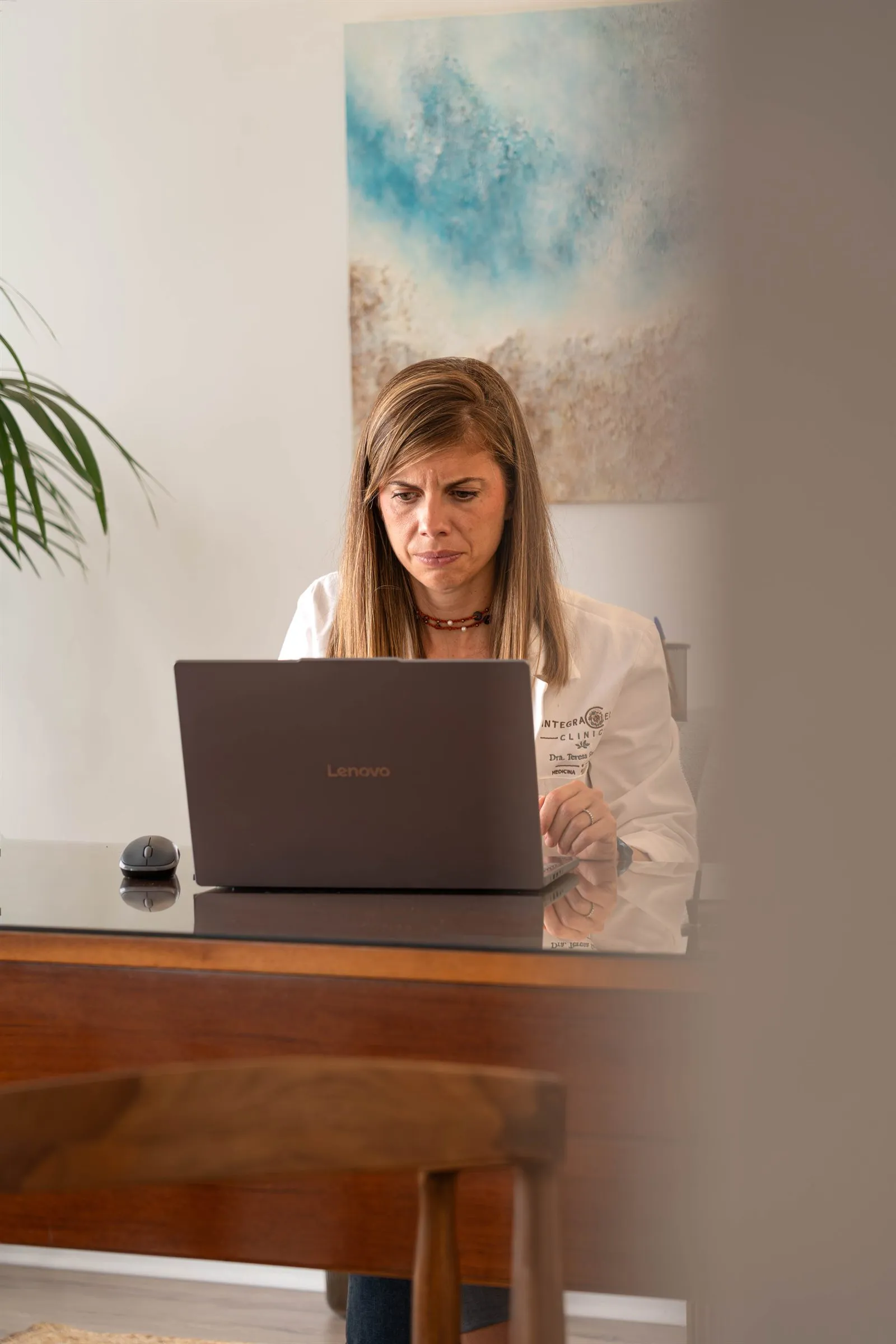 La Dra. Teresa Soriano trabajando en su escritorio de la consulta